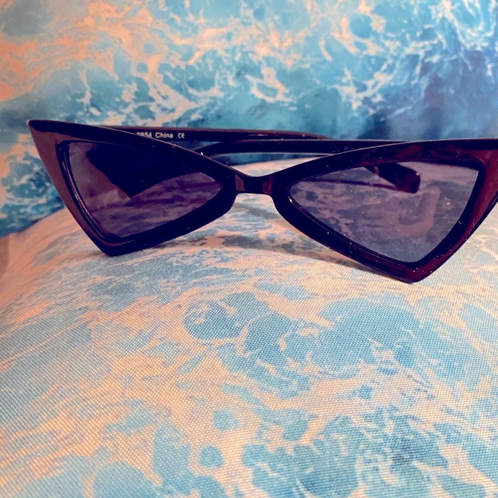 NEW BLACK TRIANGLE SUNGLASSES - Picture 2 of 4